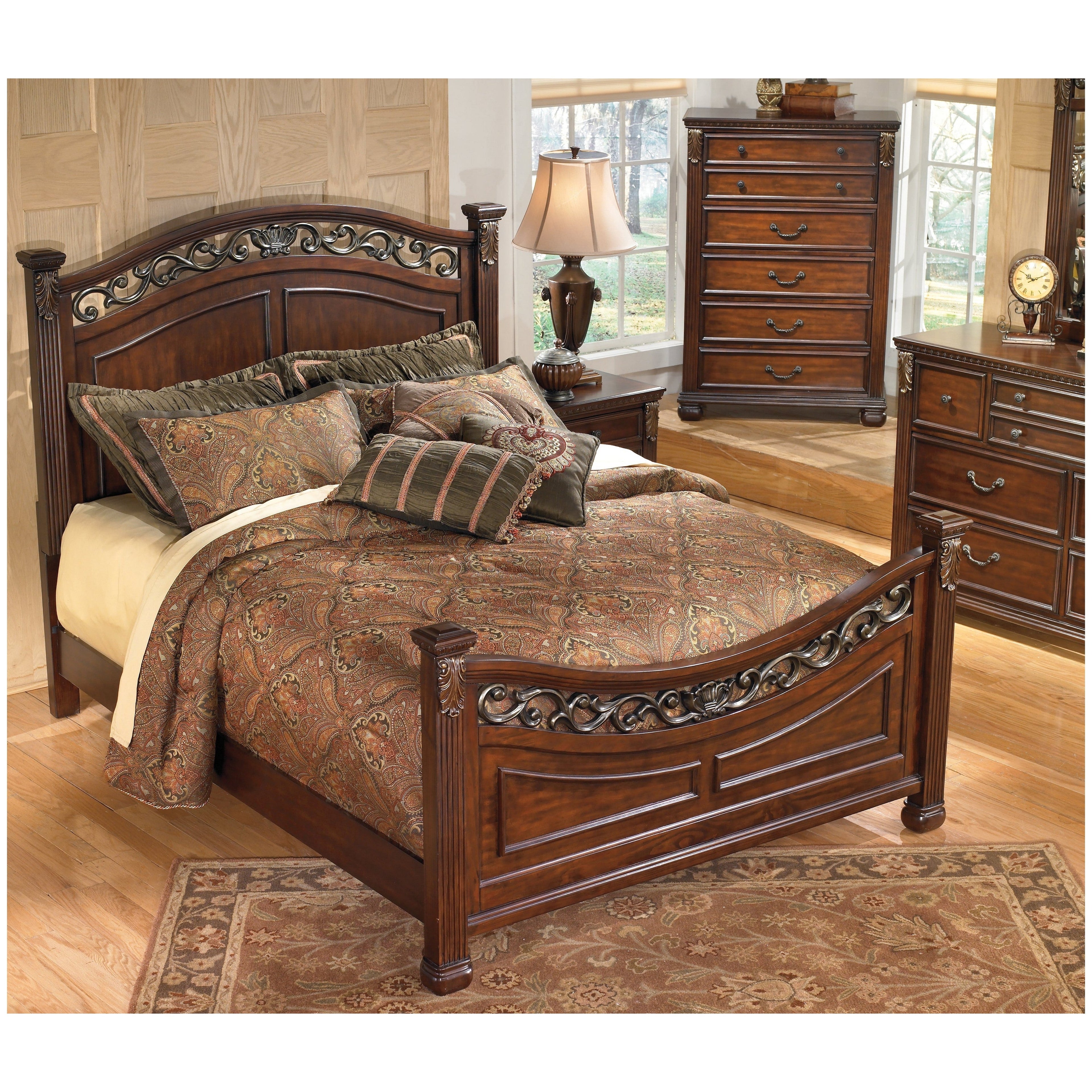 Leahlyn Panel Bed