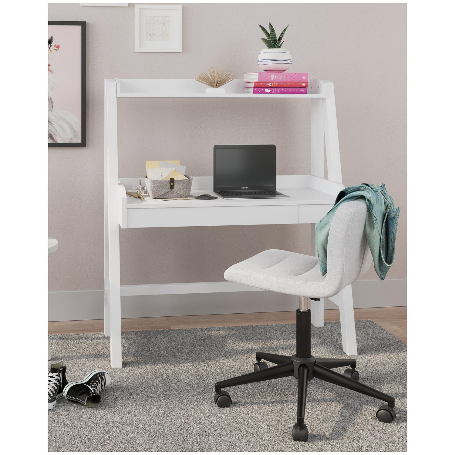 Blariden Desk with Hutch