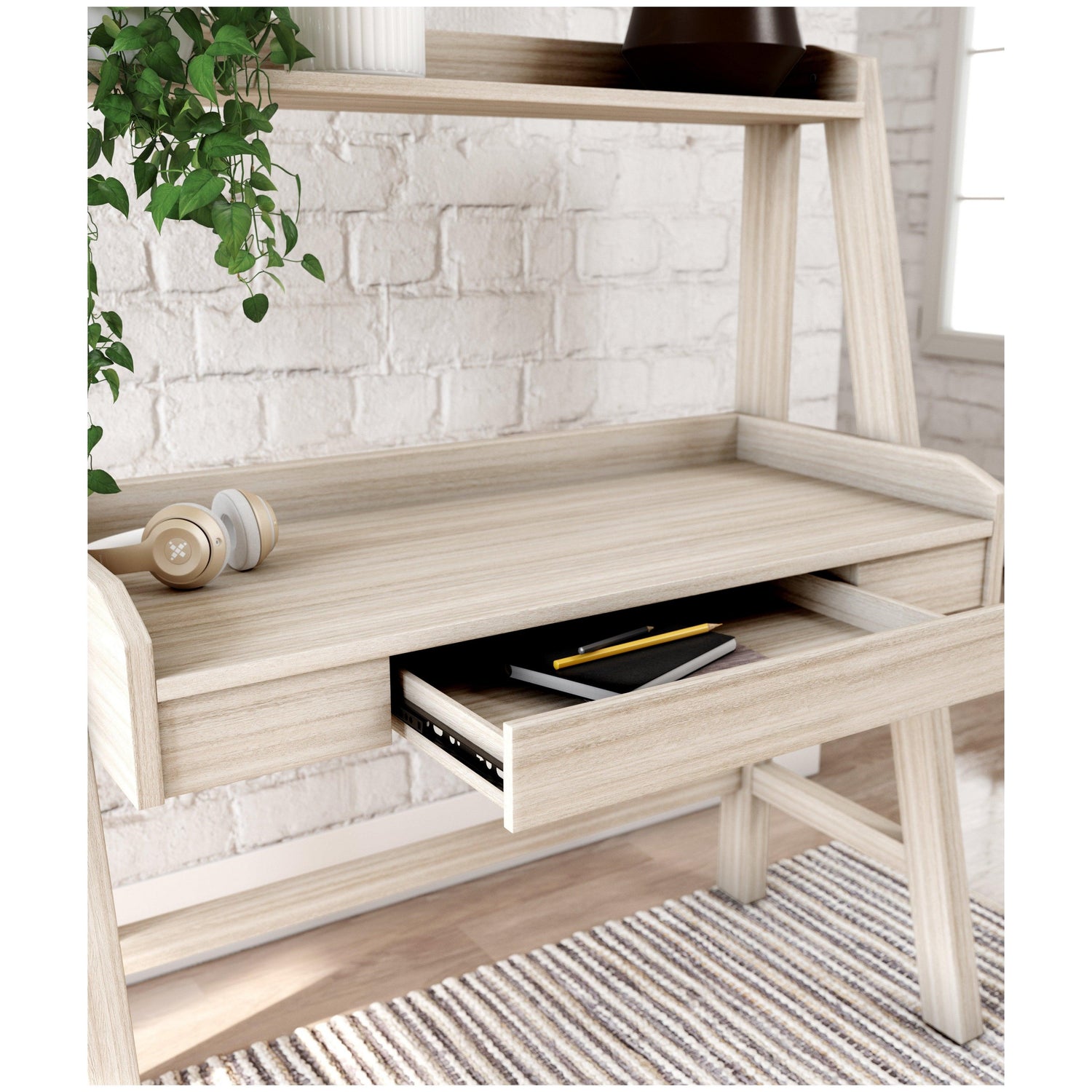Blariden Desk with Hutch