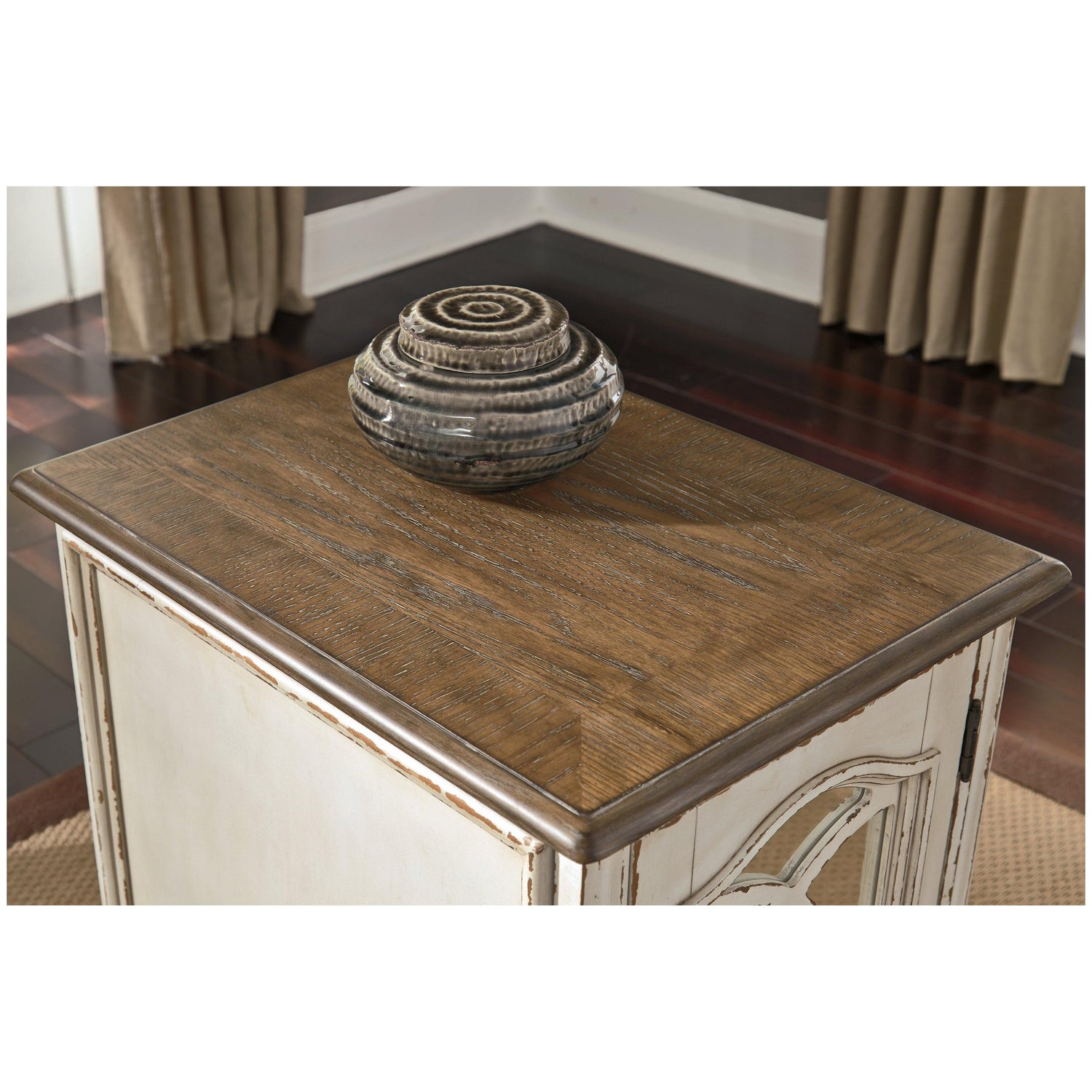 Realyn Chairside End Table Ash-T743-7
